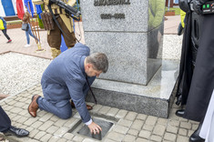 Rektor prof. P. Koszelnik umieszcza kapsułę czasu.